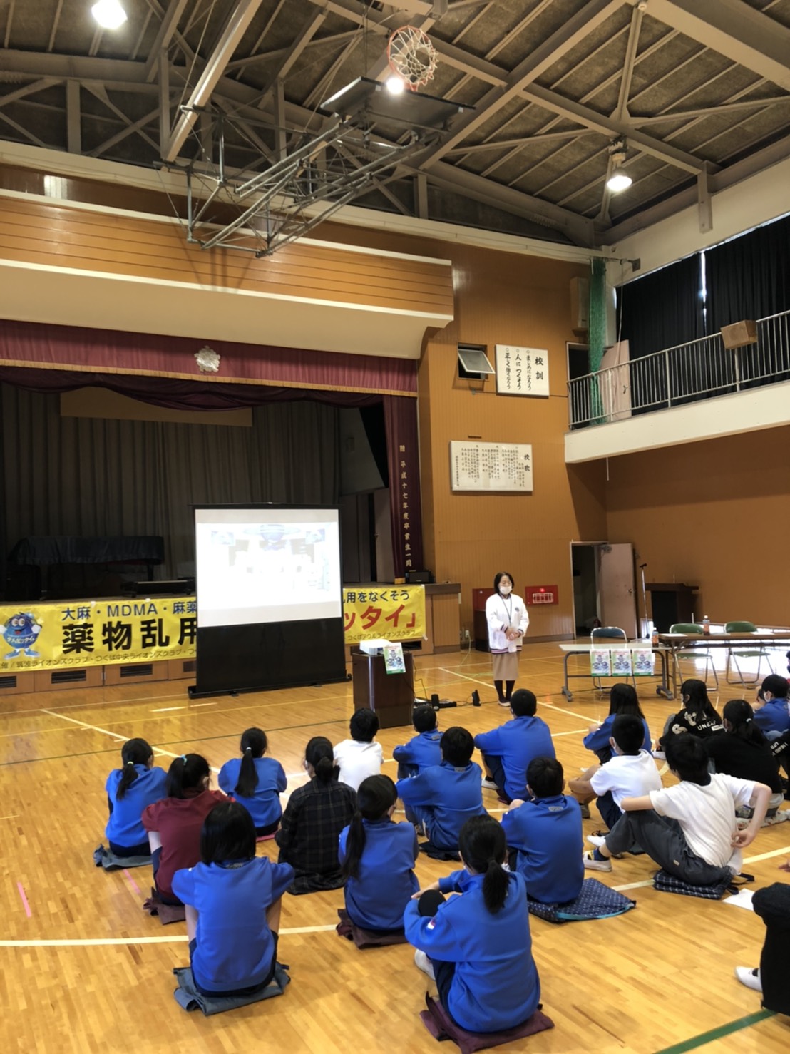 体育館で説明を聞く生徒の皆さん
